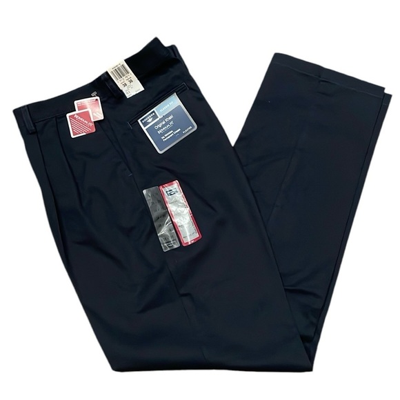 Dockers Classic Fit Pleated Khaki‎ Pants - Picture 1 of 8